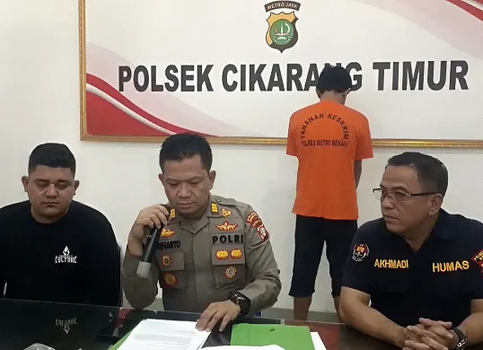 Polsek Cikarang Timur menggelar konferensi pers pengungkapan kasus pria jual calon istri kepada lelaki hidung belang, Selasa, 29 Juli 2025. (Sumber: Istimewa)