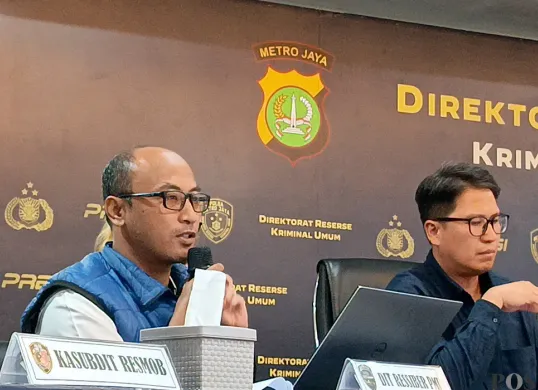 Dit Ressiber Polda Metro Jaya, Ipda Saji Purwanto (kiri) saat konferensi pers di Polda Metro Jaya, Jakarta Selatan, Selasa, 29 Juli 2025. (Sumber: POSKOTA | Foto: Ali Mansur)