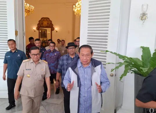 Presiden RI ke-6 Susilo Bambang Yudhoyono (SBY) usai menemui Gubernur Jakarta Pramono Anung di Balai Kota DKI Jakarta, Selasa, 29 Juli 2025. (Sumber: Poskota/M. Tegar Jihad)