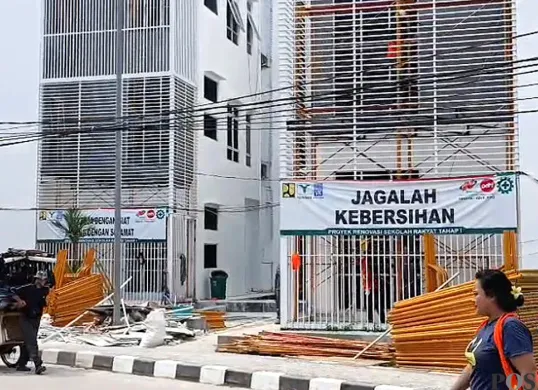 Kondisi bangunan Sekolah Rakyat yang terletak di kompleks BLKI, Serpong, Tangsel pada Selasa, 29 Juli 2025, masih tampak belum rampung sepenuhnya. (Sumber: POSKOTA | Foto: Primayanti)