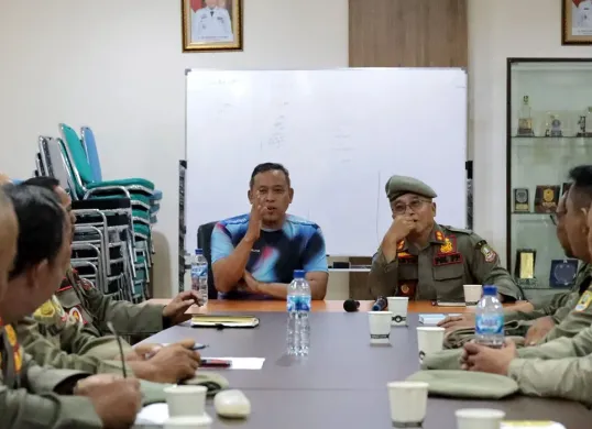 Wali Kota Bekasi, Tri Adhianto, saat melakukan sidak ke kantor Satpol PP Kota Bekasi pada Selasa, 29 Juli 2025. (Sumber: Humas Pemkot Bekasi)