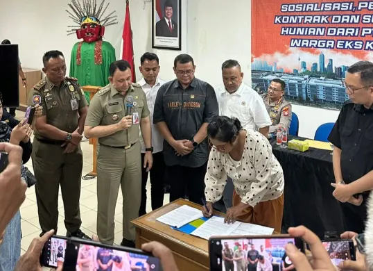Wali Kota Jakarta Utara, Hendra Hidayat saat menyaksikan penandatanganan kontrak warga eks Kampung Bayam yang akan menghuni HPPO JIS di Kantor Wali Kota Kota Jakarta Utara, Selasa, 29 Juli 2025. (Sumber: Kominfotik Pemprov DKI Jakarta)