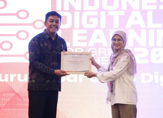 Peserta Pelatihan Indonesia Digital Learning (Kiri) dan Presales Coordinator Pijar Sekolah Khervin Ratu (Kanan) saat acara Indonesia Digital Learning (IDL) 2025 kemarin.