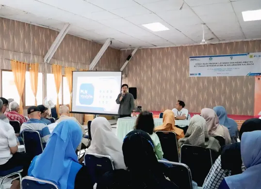 Petugas PLN mendekatkan diri ke masyarakat melalui edukasi langsung untuk membangun pemahaman yang lebih dalam tentang penggunaan listrik serta aspek keselamatan dan keamanan dalam kelistrikan. (Sumber: Dok. PLN UID Jakarta Raya)