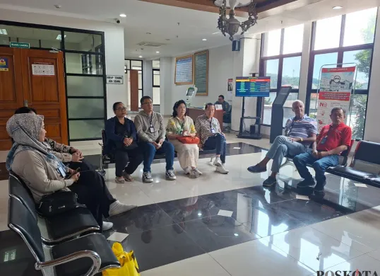 Warga Marinatama Mangga Dua menunggu sidang gugatan terhadap BPN Jakarta Utara di PTUN Jakarta terkait sertifikat HGB yang tak terbit selama 25 tahun, Selasa, 29 Juli 2025. (Sumber: Poskota/Angga Pahlevi)