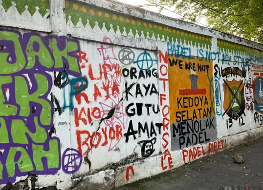 Warga Kedoya Selatan menolak wacana alihfungai lapangan Sepakbola menjadi sarana olahraga Padel. (Sumber: Poskota/Pandi Ramedhan)