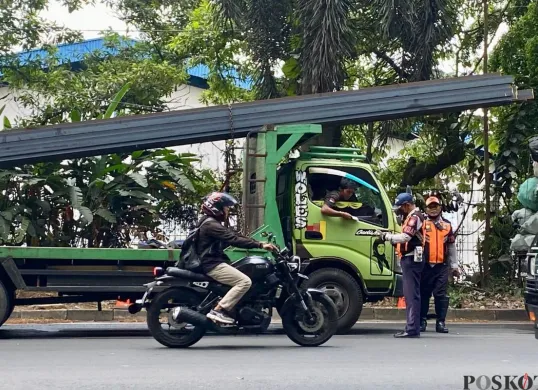 Dishub Kota Tangsel menggelar kegiatan operasi gabungan penindakan turk ODOL di Jalan Raya Serpong Puspitek, Rabu, 30 Juli 2025. (Sumber: Poskota/Primayanti Juli Kumala Manalu)