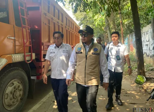 Wakil Wali Kota Tangsel, Pilar Saga saat memantau operasi truk ODOL di kawasan Serpong Puspiptek, Tangsel, Rabu, 30 Juli 2025. (Sumber: Poskota/Primayanti Juli Kumala Manalu)