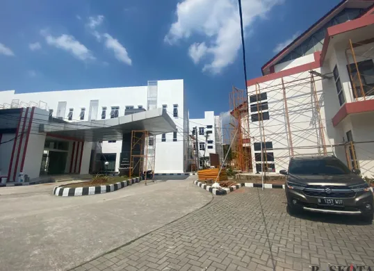 Gedung baru Sekolah Rakyat di Tangsel ditunda beroperasi hari ini karena bangunan masih tahap renovasi pada Rabu, 30 Juli 2025. (Sumber: Poskota/Primayanti Juli Kumala Manalu)