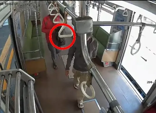 Tangkapan layar dua pria pelaku pencurian tas penumpang yang tertinggal di gerbong kereta rel listrik (KRL). Mereka ditangkap kurang dari 24 jam setelah aksinya viral di media sosial (Medsos). (Sumber: Polsek Tambora)