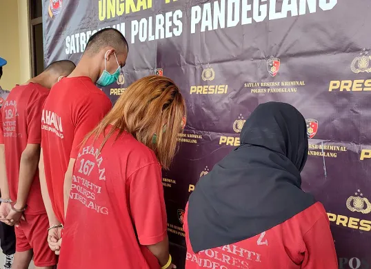 Empat pelaku TPPO perempuan di bawah umur dihadirkan oleh jajaran Polres Pandeglang saat ekspose perkara, Rabu, 30 Juli 2025. (Sumber: POSKOTA | Foto: Samsul Fatoni)