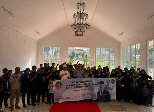 Ketua Perguruan Pencak Silat SMI Korwil Cianjur, Abdul Karim yang juga anggota DPRD Jawa Barat bersama beberapa pengurus saat acara silahturahmi. (Sumber: Dok. Pribadi)