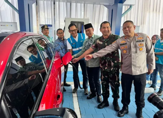 GM PLN UID Jakarta Raya, Moch. Andy Adchaminoerdin (rompi biru), secara simbolis melakukan pengisian daya mobil listrik di Stasiun Pengisian Kendaraan Listrik Umum (SPKLU) LRT City Ciracas, Jaktim (Sumber: Dok. PLN UID Jakarta Raya)