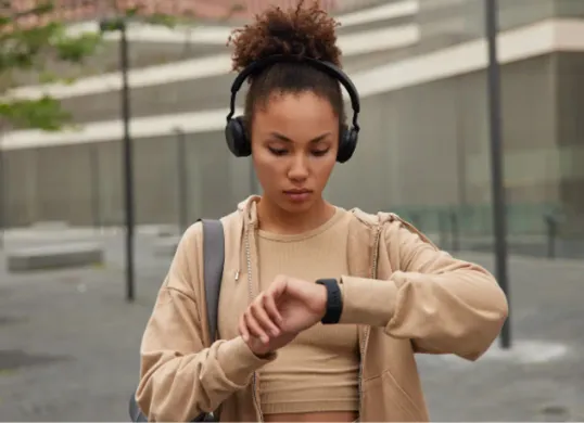 5 Smartwatch dengan fitur cek tekanan darah dan saturasi oksigen paling akurat 2025. (Sumber: Freepik/wayhomestudio)