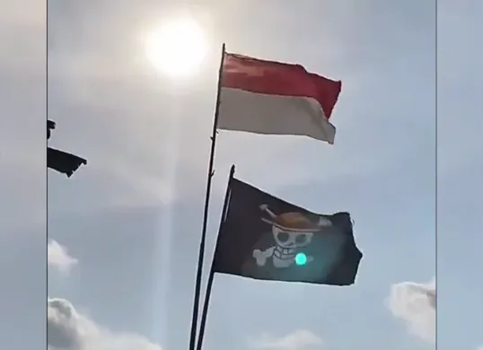 Bendera One Piece ramai dikibarkan bersama Merah-Putih jelang HUT RI 2025. Simak arti simbolik, pro-kontra di media sosial. (Sumber: X/@rahmaniarbaftim)