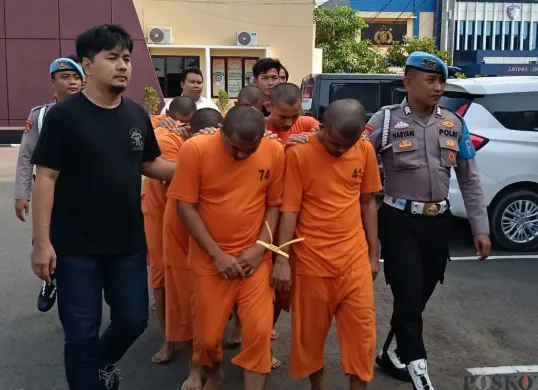 Para pelaku curanmor spesialis showroom digelandang untuk dihadirkan dalam konferensi pers di Mapolres Serang, Kamis, 31 Juli 2025. (Sumber: Poskota/Rahmat Haryono)
