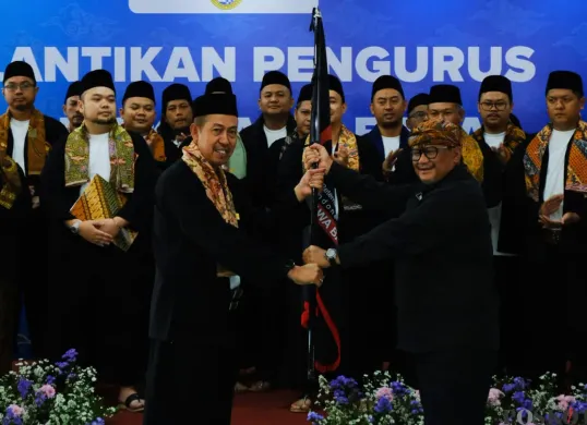Ketua HPDKI terpilih periode 2025-2030, Denni Mulyadi (kiri), dalam pelantikan pengurus HPDKI Jabar. Pengurus HPDKI diingatkan terkait besarnya potensi ekonomi sektor peternakan domba dan kambing. (Sumber: POSKOTA | Foto: Gatot Poedji Utomo)