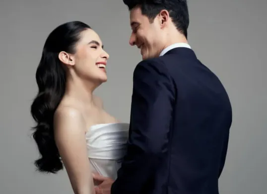 Potret mesra Steffi Zamora dan Nino Fernandez yang mengenakan gaun dan setelan pengantin. (Sumber: Instagram/@steffizamora)