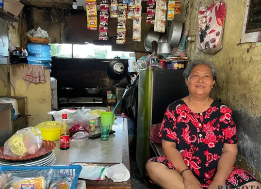 Warsini, 60 tahun, janda asal Palmerah, mengaku mendukung penuh usulan Kartu Janda dari Fraksi Gerindra DPRD Jakarta. (Sumber: Poskota/Pandi Ramedhan)