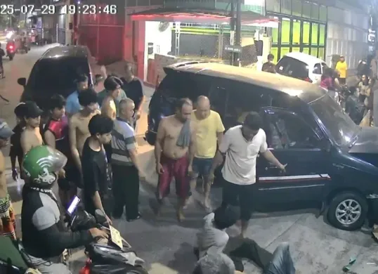 Sebuah mobil menabrak warga yang sedang duduk di tepi jalan kawasan Grogol Petamburan, Jakarta Barat, Selasa, 29 Juli 2025. (Sumber: Dok. Istimewa)
