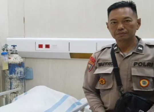 Bhabinkamtibmas Kelurahan Beji, Aipda Wahyono mengecek korban kebakaran yang tewas di rumah sakit, Kamis, 31 Juli 2025, pagi. (Sumber: Polsek Beji)