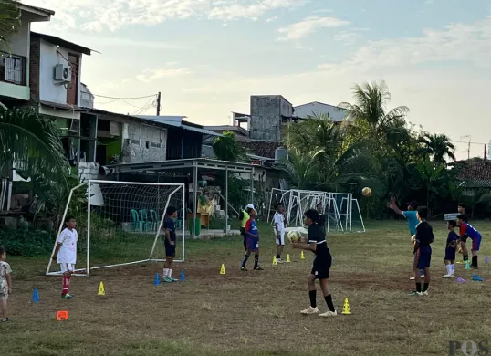 Sejumlah anak dan remaja sedang bermain sepak bola di lapangan dekat Mapolsek Palmerah, Jakarta Barat. (Sumber: POSKOTA | Foto: Pandi Ramedhan)