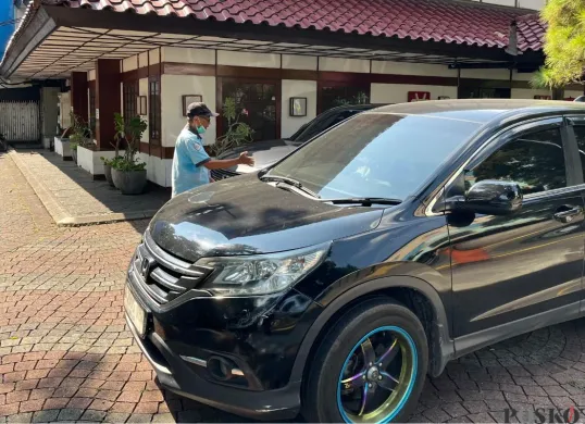 Seorang juru parkir, Sudar, 75 tahun, di kawasan Blok M, Kebayoran Baru, Jakarta Selatan, Kamis, 31 Juli 2025. (Sumber: Poskota/Pandi Ramedhan)