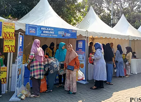 Suasana pasar murah di kantor Kelurahan Teluk Pucung, Kota Bekasi pada Kamis, 31 Juli 2025. (Sumber: POSKOTA | Foto: Nurpini Aulia Rapika)