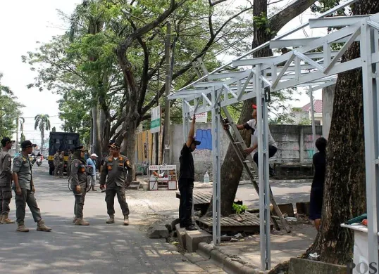 Petugas Satpol PP membongkar puluhan lapak yang di Jalan Nusa Raya, Kalideres, Jakarta Barat, pada Kamis, 31 Juli 2025. (Sumber: POSKOTA | Foto: Pandi Ramedhan)
