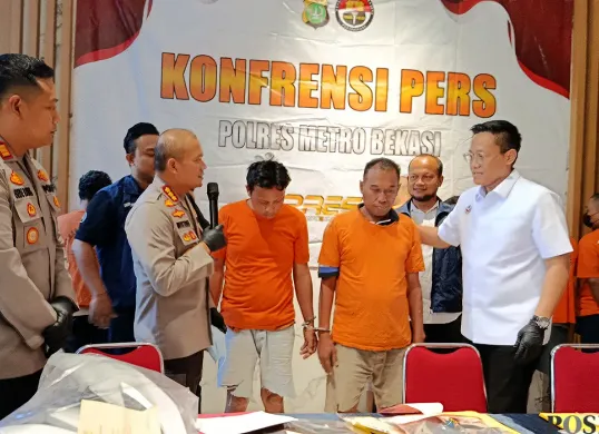 Dua dari empat pelaku perampokan di Kampung Bojong Jaya, Bekasi, dihadirkan jajaran Polres Metro Bekasi dalam ekspose perkara yang digelar pada Kamis, 31 Juli 2025. (Sumber: POSKOTA | Foto: Nurpini Aulia Rapika)