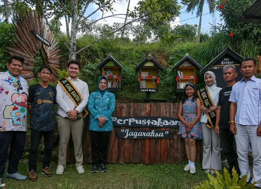 Bunda Literasi Banten, Tisnawati Andra Soni (keempat dari kiri) saat berkunjung ke perpustakaan Jagaraksa di wisata Lembur Kula, Gunung Karang, Desa Pasirpeuteuy, Kecamatan Cadasari, Kabupaten Pandeglang. (Sumber: Dok Pustakawan Pandeglang)