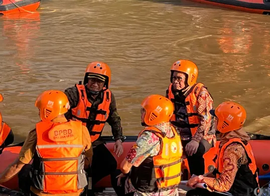 Gubernur Jakarta, Pramono Anung (kanan), saat menyusuri menggunakan perahu karet di Sungai Ciliwung di Banjir Kanal Barat pada Kamis, 31 Juli 2025. (Sumber: POSKOTA | Foto: M Tegar Jihad)