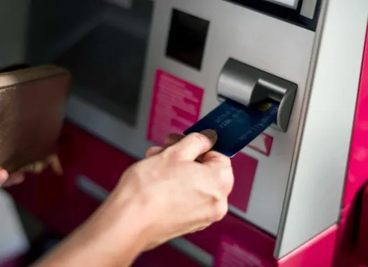 Kebijakan pemblokiran rekening bank sementara. (Sumber: Freepik)