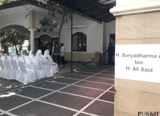 Suasana rumah duka eks Menag 2009-2013, Suryadharma Ali di Jalan Cipinang Cempedak I Nomor 30, Kecamatan Jatinegara, Jakarta Timur, Kamis, 31 Juli 2025. (Sumber: Poskota/Heri Effendi)