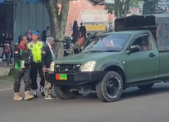 Anggota ormas nyaris bentrok dengan TNI di Magelang. (Sumber: Instagram/@infokomando.official)