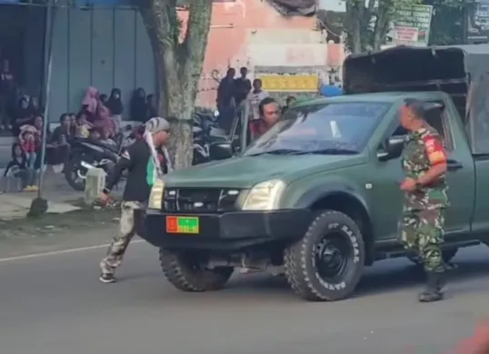 Anggota ormas GPK tendang dan dobrak mobil TNI. (Sumber: Instagram/@infokomando.official)