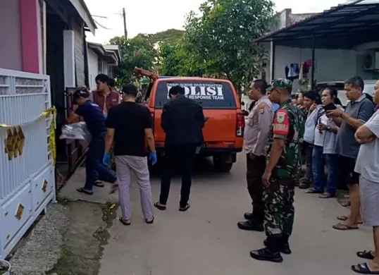 Tim Inafis Satreskrim Polresta Serang Kota saat akan mengevakuasi jasad korban. (Sumber: Dok. Humas Polresta Serang Kota)