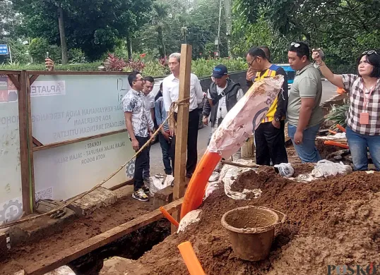 Wali Kota Bogor, Dedie A Rachim meninjau proyek penurunan kabel udara ke bawah tanah di kawasan Sistem Satu Arah, Jalan Jalak Harupat hingga Jalan Salak, Kota Bogor, Minggu, 1 Juni 2025. (Sumber: POSKOTA | Foto: Sekar Putri Andini)