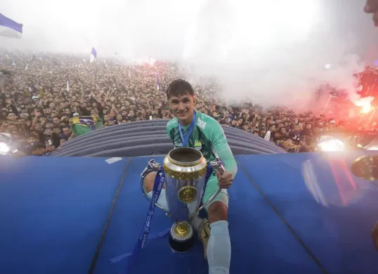Kevin Ray Mendoza resmi meninggalkan Persib Bandung setelah berhasil membantu tim meraih gelar juara Liga 1 2024/2025. (Sumber: Instagram/@kevinraymendoza)