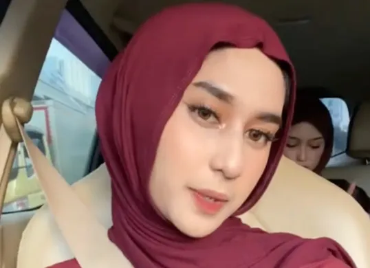 Potret TikToker Sabyyna yang menjadi korban rasisme di Halte Transjakarta Taman Anggrek, Jakarta Barat. (Sumber: TikTok/Sabyyna.)