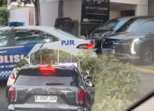Video viral menampilkan mobil dengan pelat ZZ dikawal polisi usai keluar dari salon kecantikan. (Sumber: TikTok/@sssecrelifofme)