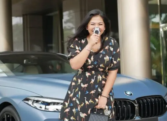Potret putri Haji Isam, Liana Saputri saat mendapatkan mobil BMW M850i xDrive First Edition yang disebut cuma satu di Indonesia. (Sumber: Instagram/@lianajhonlin12)