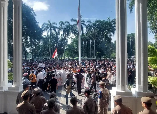 Para Pedagang Pasar Baru Bogor melakukan aksi unjuk rasa menolak direlokasi di Balai Kota Bogor, Senin, 2 Juni 2025. (Sumber: POSKOTA | Foto: Sekar Putri Andini)