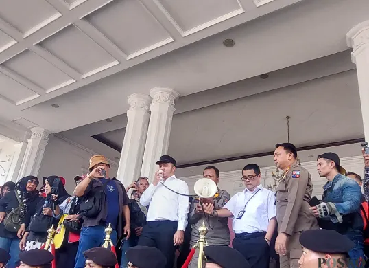 Direktur Utama Perumda Pasar Pakuan Jaya, Jenal Abidin saat menemui pedagang terkait proyek revitalisasi Pasar Baru Bogor di Balai Kota Bogor, Senin, 2 Juni 2025. (Sumber: POSKOTA | Foto: Sekar Putri Andini)
