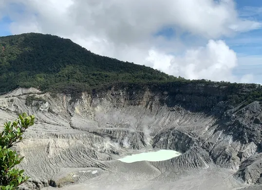 Ilustrasi, Gunung Tangkuban Parahu. (Sumber: Unsplash | Foto: sxpistols sxpstls)