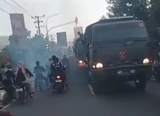 Aksi sejumlah anggota ormas GPK yang menggeber motor di depan anggota TNI. (Sumber: Instagram/@infokomando.official)