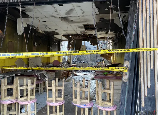 Kondisi warung makan di Jalan Kisamaun, Kecamatan Tangerang, Kota Tangerang usai dilalap si jago merah pada Senin, 2 Juni 2025. (Sumber: POSKOTA | Foto: Primayanti)