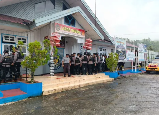 Suasana di sekitar Lapas Nabire setelah 19 narapidana melarikan diri, Senin, 2 Juni 2025. (Sumber: Dok. Satgas Ops Damai Cartenz)
