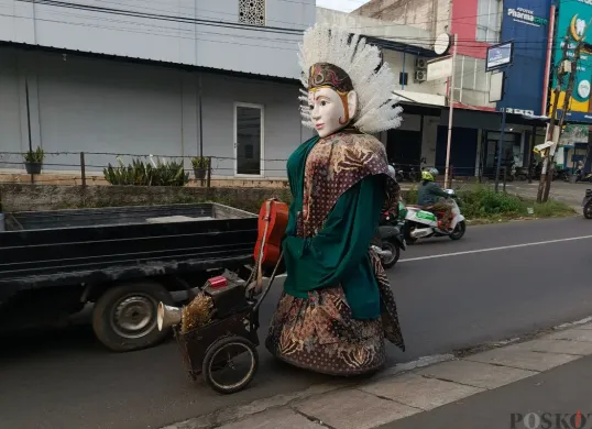 Pengamen ondel-ondel di Jakarta Selatan, Senin, 2 Juni 2025. (Sumber: Poskota/Ali Mansur)