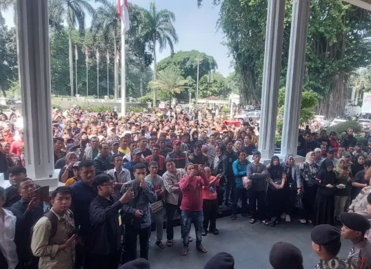 Para Pedagang Pasar Baru Bogor lakukan aksi unjuk rasa di Balai Kota Bogor karena menolak direlokasi dalam proyek revitalisasi Pasar Baru Bogor, Senin, 2 Juni 2025. (Sumber: Poskota/Sekar Putri Andini)